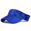 Detail van fonkelende donkerblauwe strassteentjes op een stijlvolle zonneklep voor dames - Koningsblauwe hoed met koningsblauwe strass-steentjes