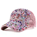 Dettaglio ravvicinato del cappello da baseball in maglia rosa con strass colorati e rete - Regolabile / Rosa