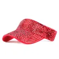 Detail van rode strass steentjes op een stijlvolle zonneklep met sprankelende afwerking - Rode Hoed met Rode Strass