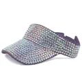 Detailweergave van paarse zonneklep volledig bedekt met sprankelende AB-strass-steentjes - Paarse Hoed met Witte AB Strass