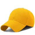 Dettaglio del berretto giallo in cotone che mostra la trama twill e gli occhielli cuciti - Regolabile / Giallo