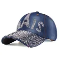 Dettaglio delle lettere PARIS in strass su un berretto da baseball in denim lavato - Regolabile / Blu Medio