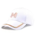 Detailansicht der weißen Baseballkappe mit Strass-M-Logo und glitzernder Krempe - Weiß