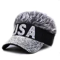 Vue détaillée de la casquette strass noire avec lettres USA et perruque de cheveux gris - Noir avec Cheveux Gris