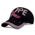 Dettaglio del logo Hope e nastro di strass rosa su un cappellino da baseball nero - Regolabile / Nero