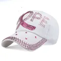 Dettaglio della scritta HOPE e dell'emblema a nastro in strass rosa su cappello bianco - Regolabile / Bianco