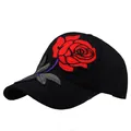 Berretto da baseball nero con grande ricamo di rosa rossa sul lato e sulla visiera - Regolabile / Nero