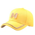 Gelbe Damen Baseballkappe mit Strass M-Buchstabe und funkelnder Verzierung am Schirm - Gelb