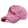 Dettaglio del cappellino rosa con scritta HOPE in strass e nastro di brillantini - Regolabile / Rosa