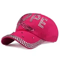 Dettaglio del cappellino rosa con scritta HOPE e nastro rosa decorato con strass - Regolabile / Rosso rosa