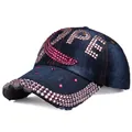 Detail van blauwe denim baseballpet met roze steentjes HOPE en een gerafelde rand - Verstelbaar / Denim / Diepblauw Denim