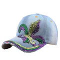 Berretto in denim blu con giglio di strass Mardi Gras e visiera dall'aspetto usurato - Regolabile / Denim Blu Chiaro