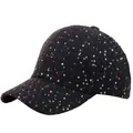 Detailopname van zwarte tweed baseballpet met gekleurde pailletten en geweven textuur - Zwart