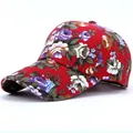 Dettaglio del cappellino rosso con motivo floreale e trama in tela resistente - Stile in Tessuto / Rosso