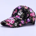 Vista laterale del cappellino da baseball nero con rose rosa e stampe floreali viola - Stile in Tessuto / Nero