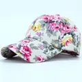 Dettaglio di un cappellino da baseball in tela con stampe floreali vivaci e rose - Stile in Tessuto / Beige