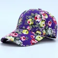 Primo piano dettagliato della trama in tela floreale e delle cuciture del cappello viola - Stile in Tessuto / Viola
