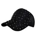 Dettaglio del cappellino trucker nero con strass argentati e rete traspirante sul retro - Nero