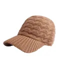 Damen Strick-Baseballkappe in Hellbraun mit warmem Zopfmuster und Wellentextur - Einstellbar (56-59cm) / Camel