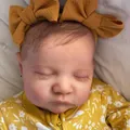 Bambola Reborn Levi da 19 pollici realistica con pelle 3D e abito floreale giallo - Vinile Completo Occhi Chiusi / Stile Pagliaccetto Floreale Giallo (2)