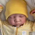 Bambola Reborn Levi da 19 pollici realistica con pelle 3D e abito a strisce gialle - Vinile Completo Occhi Chiusi / Stile Pagliaccetto a Righe Gialle (1)
