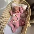 Realistische 49cm schlafende Reborn-Puppe in rosa Strickoutfit ruhend in einem Moseskorb - Vollsilikonkörper / Rosa