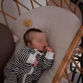Realistische 19-Zoll schlafende Reborn-Babypuppe im Streifenoutfit in Weidenwiege - Schwarz-weiße Streifen / 49cm Stoffkörper