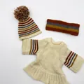 Detailoverzicht van 3-delig gebreid poppenoutfit met gestreepte muts en pompon - 45cm / 3-delige Set (Gebreide Trui + Gestreepte Muts + Hoofdband) / Beige Gestreepte