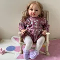 60cm realistische Reborn-Puppe Lottie mit sichtbaren Adern, lockigem Haar und lila Blumenkleid - Lila Blumenkleid-Stil (1) / 60cm Stoffkörper
