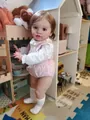 Dettaglio della bambola Reborn realistica Pippa 26 pollici con vestito a fiori e calzini - Corpo in Stoffa da 66cm
