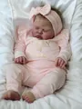 Details einer Reborn-Babypuppe im rosa gestreiften Body mit Queen of Cute Aufdruck - Rosa Outfit Stil / Großer Stoffkörper