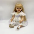 Detail der 55cm Reborn-Puppe mit blondem Haar in einem weißen Pailletten-Netzkleid - Groß / Vollsilikon-Stil