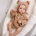 Bambola Reborn realistica da 18 pollici con abito in maglia marrone e cappello con orecchie - Ragazzo da 48cm in Vinile Completo