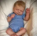 Makroaufnahme einer realistischen Reborn-Puppe mit Hauttextur und blauem Strampler - 19 Zoll Stoffkörper Stil / Hellblau