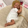 Realistische 19 Zoll Reborn Puppe mit gelber Strickmütze und weißem Strampler Set - Vollvinyl Geschlossene Augen / Dunkle Haut Mit Gelbem Hut