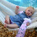 Bambola reborn da 21 pollici in abito denim in un'amaca bianca sopra i sassi della piscina - Stile Corpo In Tessuto / Stile Gonna in Denim Blu