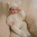 Bambola Reborn con pagliaccetto coniglio in peluche bianco e occhi blu realistici - Come Mostrato / Corpo in Silicone Completo (49cm)