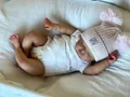Lebensechte 18-Zoll Rosalie Reborn-Puppe mit weißem T-Shirt und rosa Strickmütze - Wie abgebildet / 48cm (Stoffkörper)
