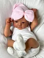 Muñeca Reborn realista de 18 pulgadas con piel oscura y gorro con lazo de rayas rosa - Estilo de Cuerpo de Tela de Piel Oscura (B34) / Grande