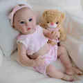 Bambola Reborn Raven realistica da 49cm in completo a scacchi rosa con orsetto di peluche - Stile a Quadretti Rosa (49cm Silicone Completo)