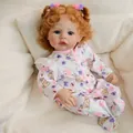 Realistische 48cm Reborn Puppe mit Locken, Blumen-Strampler und Plüsch-Zubehör - Simulation Baby (TY02-4) / 48cm
