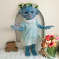 Bambola aliena blu dipinta a mano con vestito a quadri e corona di fiori decorativa - Stile Alieno Pelle Blu
