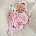 Realistische 19-Zoll-Reborn-Puppe in rosa Fleece-Strampler mit Plüschhasen-Zubehör - Rosa Hasen Strampler Stil (H-1033) / 48cm
