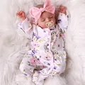 18-Zoll Rosalie Reborn-Babypuppe mit Blumen-Hasen-Strampler und rosa Schleife auf Plüsch - 48cm Stoffkörper / Rosa Blumig