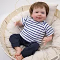 19 Zoll lebensechte Reborn-Babypuppe im blau gestreiften T-Shirt und Hose im weißen Korb - Blau Gestreifter Stil (3080)
