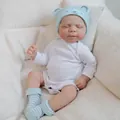 Ρεαλιστική κούκλα μωρό reborn 18 ιντσών με λευκό φορμάκι και μπλε σκούφο σε μαλακό μαξιλάρι - Στυλ Πλήρους Σιλικόνης / Γαλάζιο (Όπως φαίνεται)