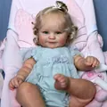 Χειροποίητη κούκλα Reborn Maddie 50cm με χρυσές μπούκλες σε ροζ κούνια - Στυλ Υφασμάτινου Σώματος