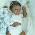 Ρεαλιστική κούκλα μωρό Reborn 19 ιντσών με σγουρά μαλλιά και βελούδινο ελεφαντάκι - Στυλ Πλήρους Σιλικόνης / Σκούρο Δέρμα Με Λευκά Ρούχα (Όπως Στην Εικόνα)