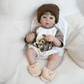 Poupée Reborn réaliste de 19 pouces avec barboteuse d'ours, bonnet brun et chaussettes - Comme Illustré / Corps En Plastique De 19 Pouces