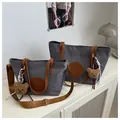 Détail de l'ensemble de sacs en tissu oxford gris avec bretelles marron et ours - Gris foncé / Grand